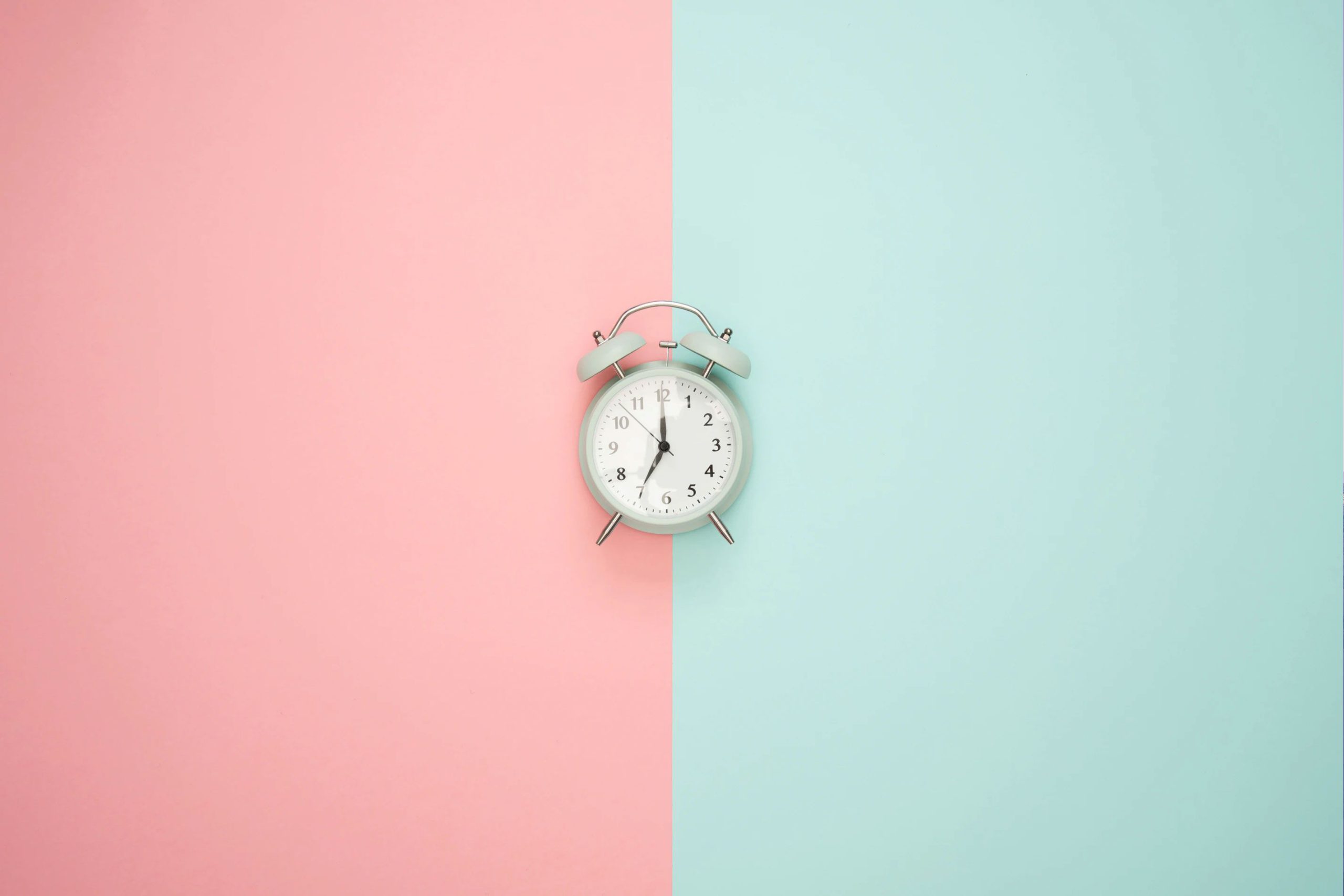 Alarm Clock with Two-Tone Background